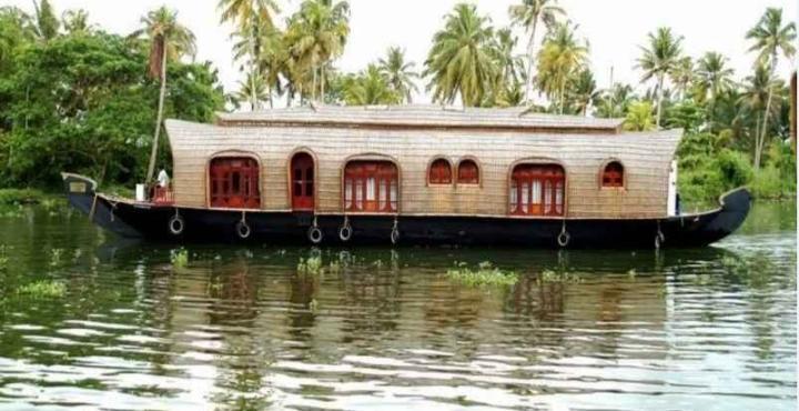 Aqua Jumbo Houseboats Hotel Kumarakom Esterno foto