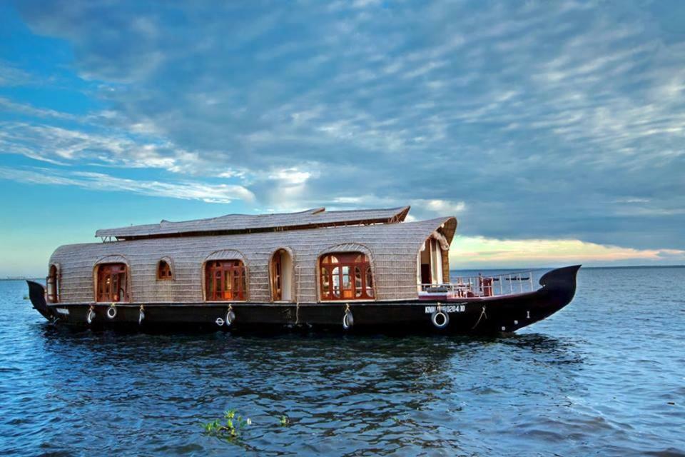 Aqua Jumbo Houseboats Hotel Kumarakom Esterno foto