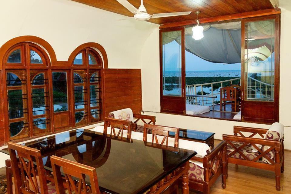 Aqua Jumbo Houseboats Hotel Kumarakom Esterno foto