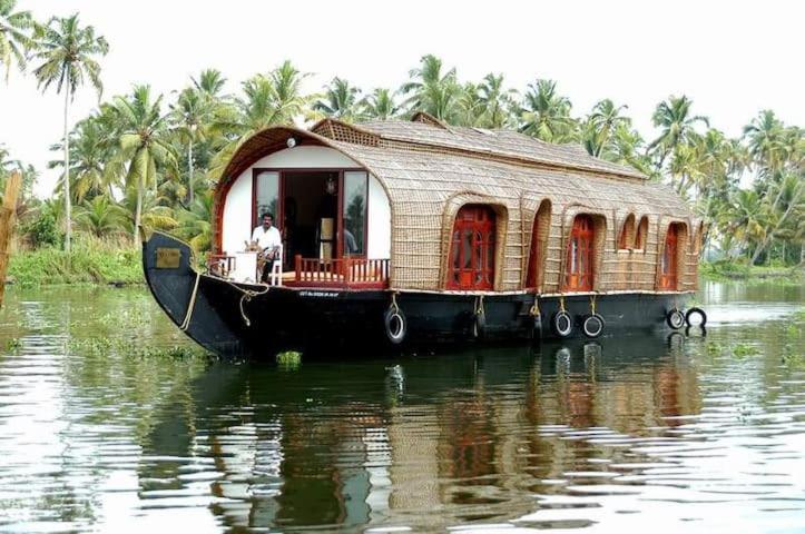 Aqua Jumbo Houseboats Hotel Kumarakom Esterno foto